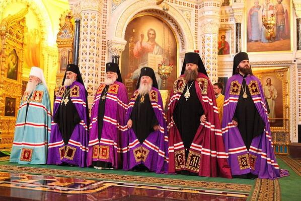 Файл:Bearded Men in Dresses Oppose Bearded Men in Dresses.jpg