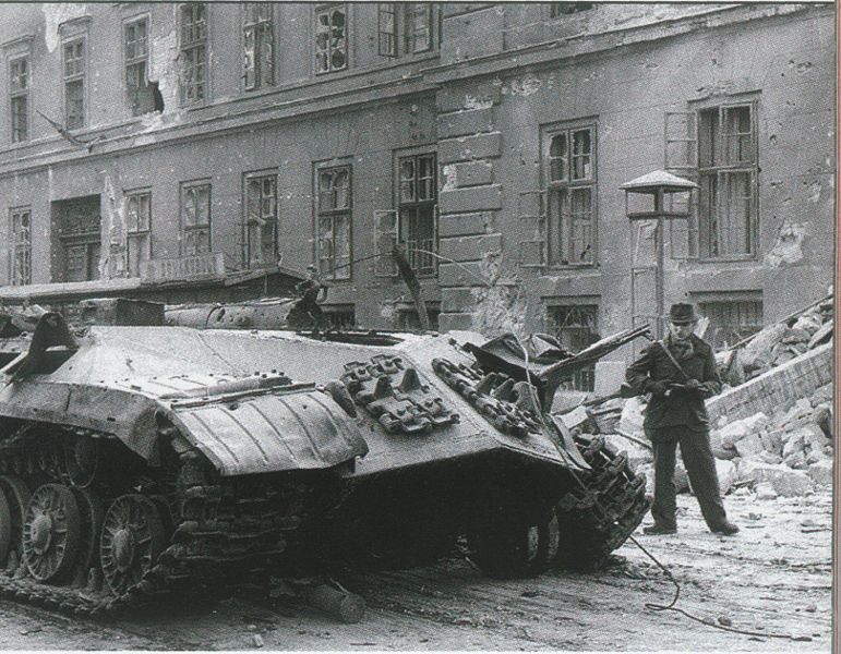 Файл:Budapesht 56. Sov. tank s sorvannoj bashnej.jpg