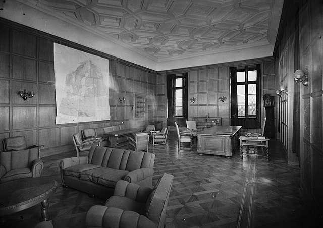 Файл:Quisling's office at the Royal Palace 1945.jpg