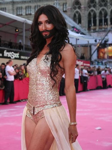 Файл:Conchita-wurst-beim-life-ball-2013.jpg
