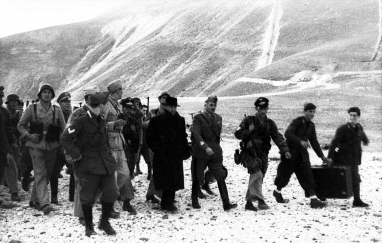Файл:Bundesarchiv Bild 101I-567-1503A-07, Gran Sasso, Mussolini mit deutschen Fallschirmjägern.jpg