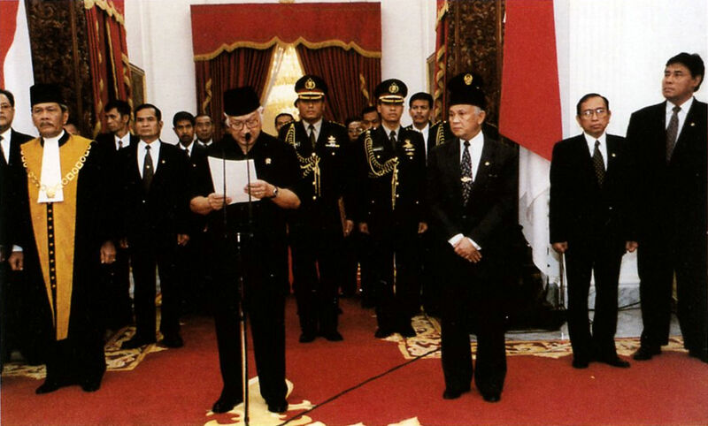Файл:Suharto resigns.jpg