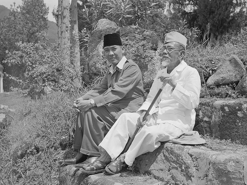 Файл:COLLECTIE TROPENMUSEUM President Soekarno tijdens een wandeling met Hadji Agus Salim TMnr 10018810.jpg