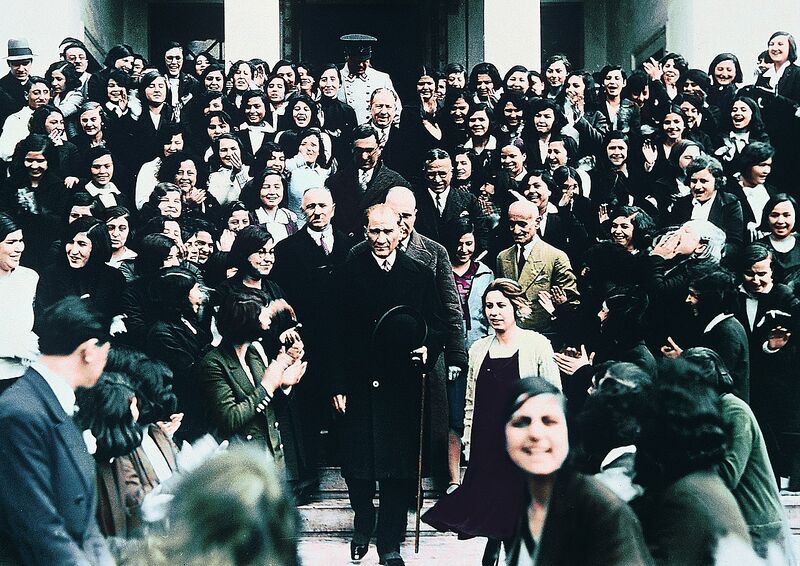 Файл:1280px-Ataturk visits a school.jpg