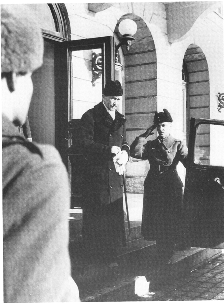 Файл:Mannerheim Leaving Presidents Residence.png