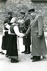 Тянки ручкастуются с винтилем и министром, который всё-таки дойч.