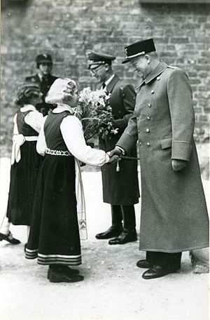 Vidkun Quisling, Josef Terboven og to piker (8618020459).jpg