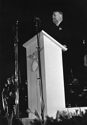 Vidkun Quisling på talerstolen i anledning Reichsjugendführer Axmanns besøk. (8617530334).jpg