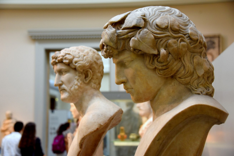 Файл:Marble busts of Hadrian.jpg