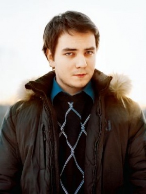 Илья Мэддисон на фоне солнца